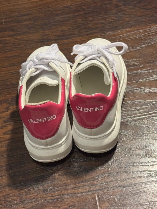 Valentino White Leather Low-Top Sneakers with Pink Heel Tab, Like New, Sz 7 - Picture 4 of 16